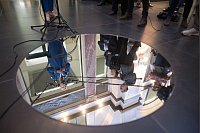 Auf dem Kopf: Bundesratspräsidentin Manuela Schwesig spiegelt sich bei einem Pressestatement vor einer Sitzung des Bundesrats. - © Sebastian Christoph Gollnow/dpa