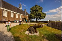 Bis zur Kirchentür stand einst das Wasser. Kanonen dienten als Flutwarner. - © Michel Klooster/Visit Flevoland/dpa-tmn