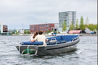 Almere ist eine Wasserstadt, die man gut auf einer Bootstour kennenlernen kann. - © Visit Flevoland/dpa-tmn