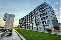 «Silverline» (l) und «The Wave» (r) heißen diese Wohnanlagen in Almere. - © Wolfgang Stelljes/dpa-tmn