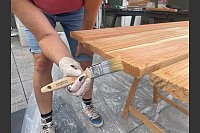 Mehrere Anstriche erhöhen die Witterungsbeständigkeit: Die Dielen großzügig mit dem Terrassen-Öl einstreichen. - © DIY Academy/dpa-tmn