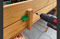 Die Rückwand am besten mit rostfreien Edelstahlschrauben befestigen - sie kommt an die Längskante der oberen Ablage. - © DIY Academy/dpa-tmn