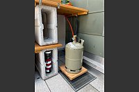 Aus Möbelrollen und Restholz entsteht ein Rollbrett für die 5-Liter-Gasflasche, so dass der Anschlusshebel bequemer zu erreichen ist. - © DIY Academy/dpa-tmn