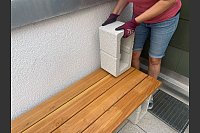 Wenn das Holz vollständig getrocknet ist, kann der Aufbau beginnen - auf die erste Holzablage kommt die zweite Lage Mauersteine. - © DIY Academy/dpa-tmn