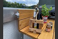 Aus Restholz, Haken und Weinkisten lässt sich praktischer Stauraum sowie Aufbewahrungsoptionen für das Zubehör schaffen. - © DIY Academy/dpa-tmn