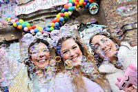 Wunderbare Seifenblasen. - © Federico Gambarini/dpa