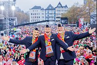 Das Kölner Dreigestirn mit Prinz René I. (M, René Klöver), Bauer Michael (Michael Samm) und Jungfrau Marlis (l, Hendrik Ermen) . Der Karneval 2025 wird queer: Die „StattGarde Colonia Ahoj“ stellt das Kölner Dreigestirn. In Köln wird die fünfte Jahreszeit erstmals von einem queeren Karnevalsverein angeführt. - © Rolf Vennenbernd/dpa