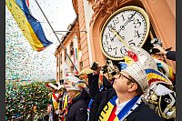 Karnevalsauftakt in Mainz: Die Repräsentanten der Mainzer Fastnacht eröffnen auf dem Balkon die fünfte Jahreszeit. - © Andreas Arnold/dpa