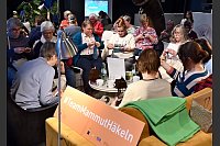 Das Museum begründet die Aktion auch mit dem sozialen, kommunikativen Aspekt der gemeinsamen Handarbeit. - © Bernd Thissen/dpa