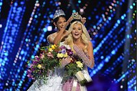 Vorgängerin Sheynnis Palacios setzt der neuen Miss Universe, Victoria Kjær Theilvig, die Tiara auf. - © Fernando Llano/AP/dpa