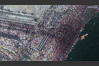 Dieses von Maxar Technologies zur Verfügung gestellte Satellitenbild zeigt Gläubige am Ufer des Yamuna-Flusses, die anlässlich des Maha Kumbh-Festes ein heiliges Bad nehmen. - © Uncredited/Maxar Technologies/AP/dpa