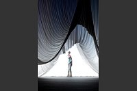 Ein Model trägt eine Kreation aus der Jean Paul Gaultier Haute Couture Frühjahr-Sommer-Kollektion 2025. - © Lewis Joly/AP/dpa