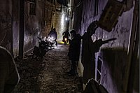 Ein Mann steht in der Nähe eines Internats, das vom syrischen Regime in der Stadt Ariha in Syrien mit Artillerie beschossen wurde. - © Anas Alkharboutli/dpa