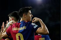 Robert Lewandowski von Barcelona jubelt über seinen Treffer zum 1:0 gegen Stade Brest. - © Joan Monfort/AP