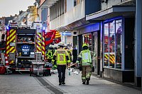 Das vom Feuer zerstörte Geschäft befindet sich in der Fußgängerzone - © Christoph Reichwein/dpa