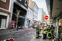 Das Feuer in einem Krefelder Laden war nach etwa zweieinhalb Stunden gelöscht. - © Christoph Reichwein/dpa