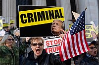 Ein Anti-Trump-Demonstrant schimpft vor dem Madison Square Garden den ehemaligen US-Präsidenten und US-Präsidentschaftsbewerbers Trump einen Kriminellen. - © Gina M Randazzo/ZUMA Press Wire/dpa