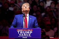 Der republikanische US-Präsidentschaftskandidat und ehemalige US-Präsident Donald Trump schaut nach oben bei einer Wahlkampfveranstaltung im Madison Square Garden in New York. - © Evan Vucci/AP/dpa