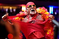 Trump-Show in New York: Wrestling-Legende Hulk Hogan reißt sich das Hemd vom Leib auf der Bühne bei einer Wahlkampfveranstaltung für den republikanischen US-Präsidentschaftskandidaten Trump im Madison Square Garden. - © Alex Brandon/AP/dpa