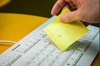 Fazit: Der Hack funktioniert - der Schmutz aus den Tastatur-Zwischenräumen bleibt am Klebezettel haften. - © Christin Klose/dpa-tmn