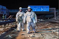 Überall Fische auf der Fahrbahn: Bei dem Unfall auf der A1 mussten Feuerwehrleute die Unfallstelle zunächst in speziellen Schutzanzügen sichern. - © JOTO/dpa