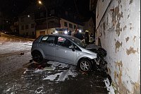 In Oberfranken war dieses Auto mit solcher Wucht gegen eine Hauswand gekracht, dass das leerstehende Gebäude jetzt mit einer Stützkonstruktion gesichert werden muss. - © Steffen Ittig/NEWS5/dpa