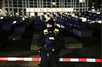 Die Polizei suchte mit einem Großaufgebot nach dem Täter. - © Markus Schreiber/AP/dpa