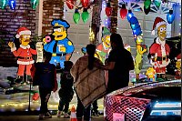Die Simpsons und Lichterglanz: Weihnachtszauber im Wakefield Winter Wonderland - © Richard Vogel/AP/dpa