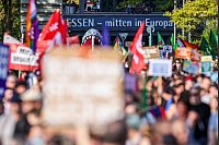 Der Schriftzug «Essen - mitten in Europa» ist zu lesen bei Protesten gegen einen «Bürgerdialog» der AfD. - © Christoph Reichwein/dpa