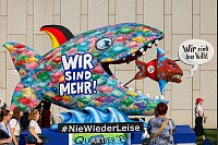 Bei den Protesten gegen die AfD ist auch eine Figur des Wagenbauers Jacques Tilly zu sehen. - © Christoph Reichwein/dpa