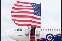 Kanadas Premierminister Mark Carney steigt bei seiner Ankunft in Washington zu einem Treffen mit US-Präsident Trump aus einem Regierungsflugzeug aus. - © Adrian Wyld/The Canadian Press/AP/dpa