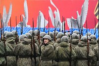 Russische Armeeangehörige mit Helmen der Sowjetarmee stehen während einer Probe für die Militärparade zum Tag des Sieges in St. Petersburg. - © Dmitri Lovetsky/AP/dpa