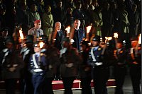Der scheidende Bundeskanzler Olaf Scholz steht mit Verteidigungsminister Boris Pistorius und General Carsten Breuer, Generalinspekteur der Bundeswehr, beim großen Zapfenstreich der Bundeswehr in Berlin anlässlich seiner Verabschiedung. - © Kay Nietfeld/dpa