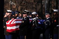 Ein militärisches Sargträgerteam trägt den Sarg des ehemaligen US-Präsidenten Jimmy Carter. Carter starb am 29. Dezember im Alter von 100 Jahren. - © Brynn Anderson/Pool AP/dpa