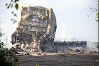 Bei der Sprengung gehen das fast 80 Meter hohe Kesselhaus und ein Bunkerschwerbau zu Fall. - © Laszlo Pinter/dpa