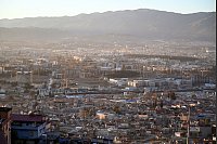 Blick auf die Stadt Antakya, zwei Jahre nach den verheerenden Erdbeben, die die Stadt in weiten Teilen zerstört haben. - © Anne Pollmann/dpa