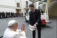 Elektrisches Papamobil für den Papst: Mercedes-Chef Ola Källenius übergibt Papst Franziskus die Schlüssel für ein neues vollelektrisches Papamobil. - © ---/Vatican Media/IPA/Zuma Press/dpa