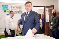 Crin Antonescu ist der Präsidentenkandidat der bürgerlich-sozialdemokratischen Regierungskoalition in Rumänien. - © Andreea Alexandru/AP/dpa