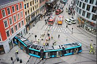 Falsch abgebogen: Osloer Straßenbahn kracht in Geschäftsgebäude. - © Terje Pedersen/NTB/dpa