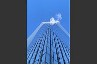 Das World Trade Center von unten. - © Benno Schwinghammer/dpa