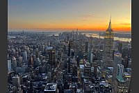 Die Nacht legt sich über New York. - © Benno Schwinghammer/dpa