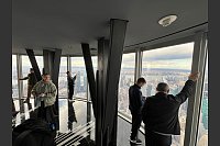 Ganz oben im Empire State Building. - © Benno Schwinghammer/dpa