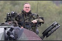 Verteidigungsminister Pistorius fährt beim Besuch der Artillerieschule der Bundeswehr auf einer Panzerhaubitze 2000 - © Boris Roessler/dpa