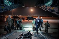 Boris Pistorius geht die Laderampe des Airbus A400M der Luftwaffe auf dem internationalen Flughafen von Bagdad für den Flug nach Erbil hinauf. - © Kay Nietfeld/dpa