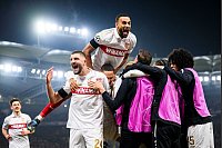 Stuttgarts Josha Vagnoman (oben) und Stuttgarts Jeff Chabot (l) jubeln nach dem Tor von Stuttgarts Führich zum 3:1 gegen die Young Boys Bern mit der Mannschaft. - © Tom Weller/dpa