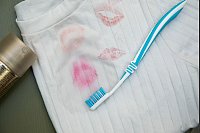 Fazit: Die Lippenstift-Flecken lassen sich selbst mit kr&auml;ftigem Schrubben nicht entfernen. - &copy; Christin Klose/dpa-tmn