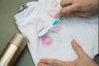 Schritt 2: Mit einer Zahnb&uuml;rste so lange schrubben, bis der Fleck verschwunden ist. - &copy; Christin Klose/dpa-tmn