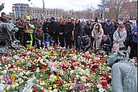 Menschen gedenken der Opfer und Verletzten nach der Todesfahrt. - © Matthias Bein/dpa