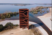 Wahrzeichen und Besuchermagnet: der &laquo;Rostige Nagel&raquo;, ein Aussichtsturm am Sedlitzer See. - &copy; Sebastian Kahnert/dpa/dpa-tmn