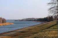 Wander-und Radwege f&uuml;hren durchs Lausitzer Seenland - wie hier am Koschener Kanal, der den Geierswalder See mit dem Senftenberger See verbindet. - &copy; Deike Uhtenwoldt/dpa-tmn
